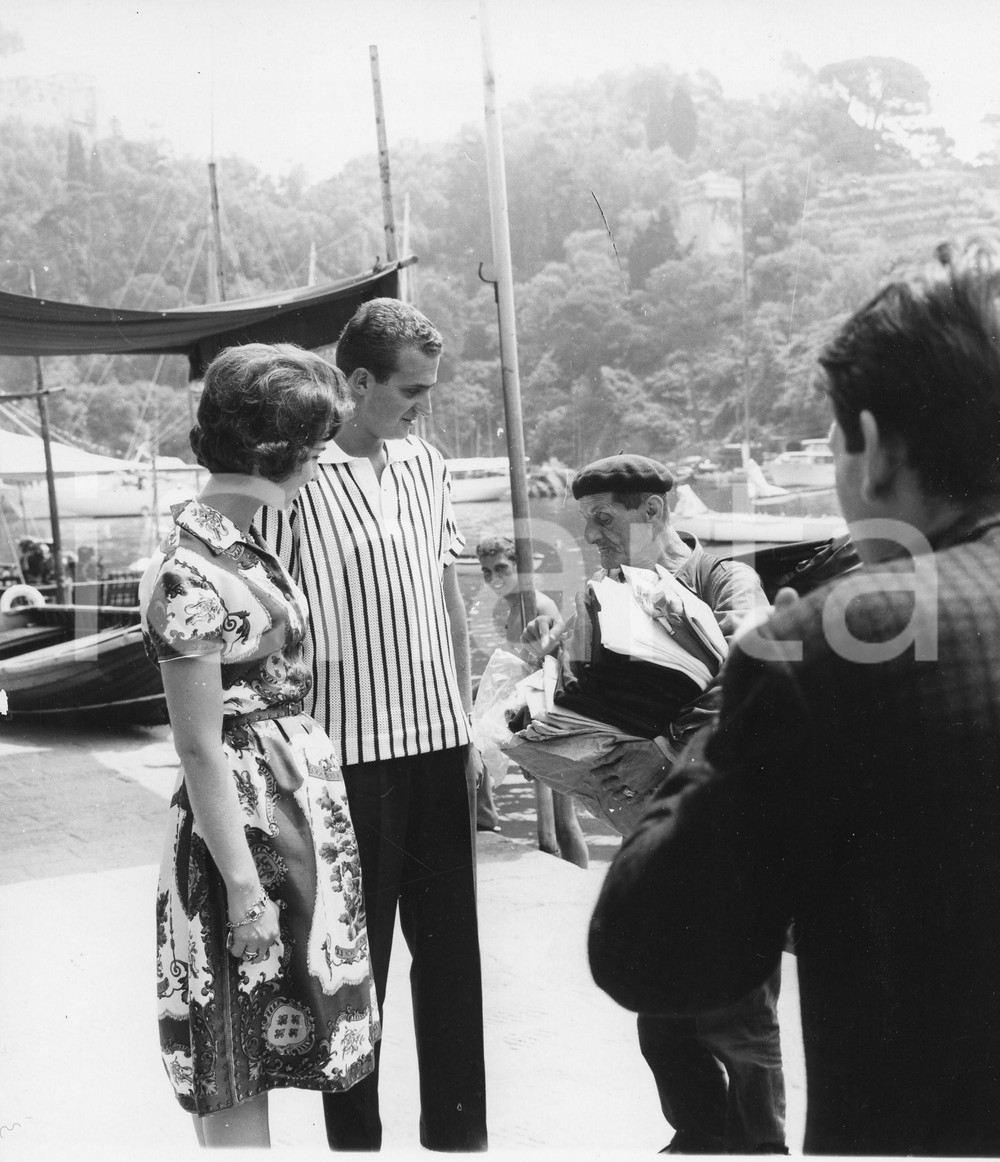1962 PORTOFINO Juan Carlos di Borbone e Sofia di Grecia con un ambulante (1) 1962Fotografia vintage rara d'epoca.Timbro archivio Publifoto Genova al verso.FORMATO: 18x19 cm CONDIZIONI: G (piccoli difetti di stampa)ICHARTA mette in vendita le stampe vintage della collezione Publifoto Genova, per la maggior parte inedita o in tiratura di pochi esemplari. Si tratta di un'ottima opportunit&agrave; di investimento per i collezionisti di fotografie d'epoca.    originale e autentica 1