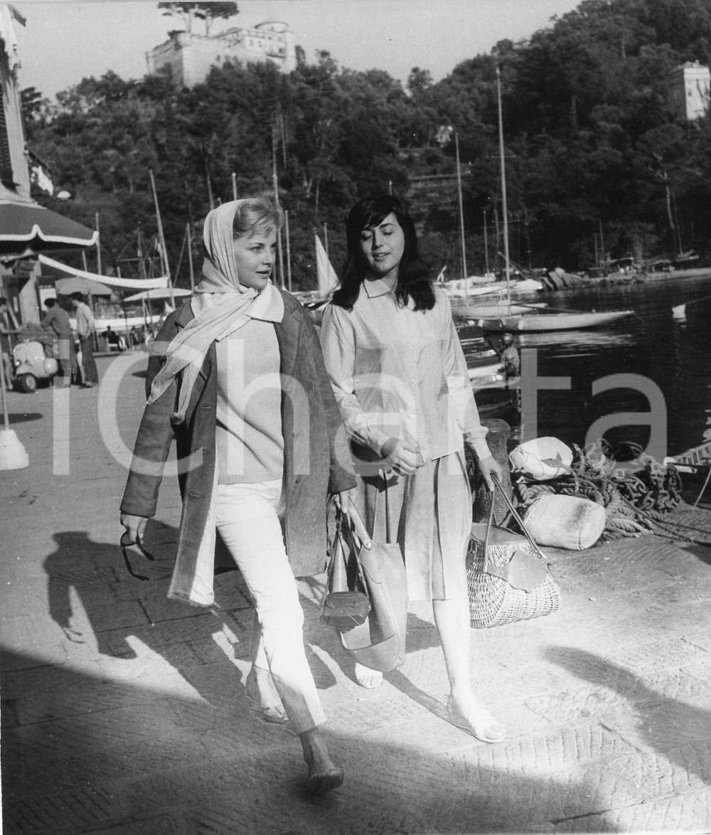 1959 PORTOFINO Attrice Virna LISI a passeggio (1) Foto vintage 18x20 cm 1959Fotografia vintage rara d'epoca.Timbro archivio Publifoto Genova al verso.FORMATO: 18x20 cm CONDIZIONI: GICHARTA mette in vendita le stampe vintage della collezione Publifoto Genova, per la maggior parte inedita o in tiratura di pochi esemplari. Si tratta di un'ottima opportunit&agrave; di investimento per i collezionisti di fotografie d'epoca.    originale e autentica 1
