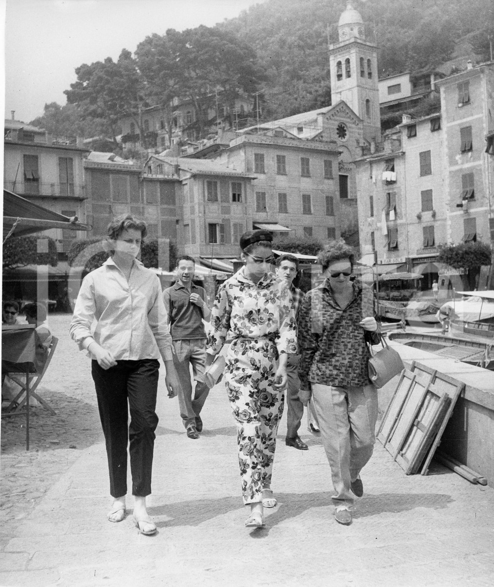 1959 PORTOFINO Maria CALLAS con Clementine e Sarah CHURCHILL (2) Foto 18x20 1959Fotografia vintage rara d'epoca.Timbro archivio Publifoto Genova al verso.FORMATO: 18x20 cm CONDIZIONI: G (minimi difetti di stampa)ICHARTA mette in vendita le stampe vintage della collezione Publifoto Genova, per la maggior parte inedita o in tiratura di pochi esemplari. Si tratta di un'ottima opportunit&agrave; di investimento per i collezionisti di fotografie d'epoca.    originale e autentica 1