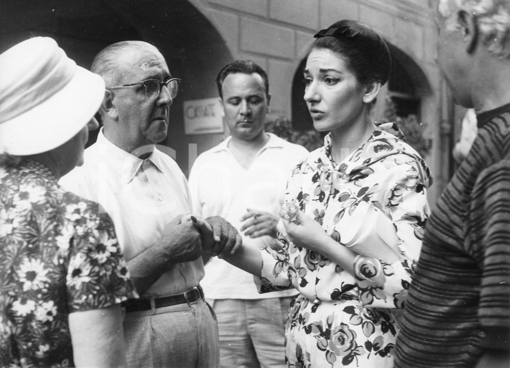 1959 PORTOFINO Maria CALLAS nel centro storico - Foto vintage 24x18 cm 1959Fotografia vintage rara d'epoca.Timbro archivio Publifoto Genova al verso.FORMATO: 18x20 cm CONDIZIONI: G (minimi difetti di stampa)ICHARTA mette in vendita le stampe vintage della collezione Publifoto Genova, per la maggior parte inedita o in tiratura di pochi esemplari. Si tratta di un'ottima opportunit&agrave; di investimento per i collezionisti di fotografie d'epoca.    originale e autentica 1
