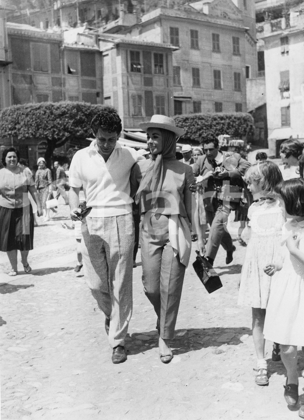 1959 PORTOFINO Liz TAYLOR ed Eddie FISHER in vacanza (3) Foto vintage 18x24 1959Fotografia vintage rara d'epoca.Sullo sfondo &egrave; visibile il reporter Francesco Leoni.Timbro archivio Publifoto Genova al verso.FORMATO: 18x24 cm CONDIZIONI: G (minime increspature marginali)ICHARTA mette in vendita le stampe vintage della collezione Publifoto Genova, per la maggior parte inedita o in tiratura di pochi esemplari. Si tratta di un'ottima opportunit&agrave; di investimento per i collezionisti di fotografie d'epoca.    originale e autentica 1