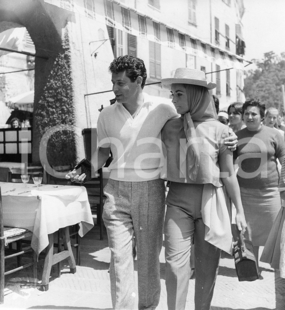 1959 PORTOFINO Liz TAYLOR ed Eddie FISHER in vacanza (4) Foto vintage 18x20 1959Fotografia vintage rara d'epoca.Timbro archivio Publifoto Genova al verso.FORMATO: 18x19 cm CONDIZIONI: G (minime increspature marginali; piccoli difetti di stampa)ICHARTA mette in vendita le stampe vintage della collezione Publifoto Genova, per la maggior parte inedita o in tiratura di pochi esemplari. Si tratta di un'ottima opportunit&agrave; di investimento per i collezionisti di fotografie d'epoca.    originale e autentica 1