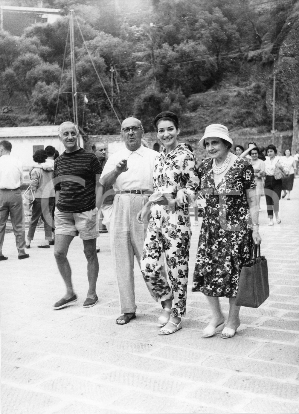 1959 PORTOFINO Maria CALLAS passeggia al porto (1) Foto vintage 18x24 cm 1959Fotografia vintage rara d'epoca.Timbro archivio Publifoto Genova al verso.FORMATO: 18x20 cm CONDIZIONI: FAIR (lievi increspature; difetti di stampa)ICHARTA mette in vendita le stampe vintage della collezione Publifoto Genova, per la maggior parte inedita o in tiratura di pochi esemplari. Si tratta di un'ottima opportunit&agrave; di investimento per i collezionisti di fotografie d'epoca.    originale e autentica 1