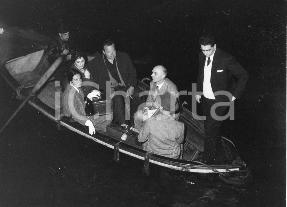 1959 GENOVA Orson WELLES sbarca con la famiglia alla stazione marittima - Foto 1959Fotografia vintage rara d'epoca.Timbro archivio Publifoto Genova al verso.FORMATO: 24x18 cm CONDIZIONI: G (minimi difetti di stampa)ICHARTA mette in vendita le stampe vintage della collezione Publifoto Genova, per la maggior parte inedita o in tiratura di pochi esemplari. Si tratta di un'ottima opportunit&agrave; di investimento per i collezionisti di fotografie d'epoca.    originale e autentica 1
