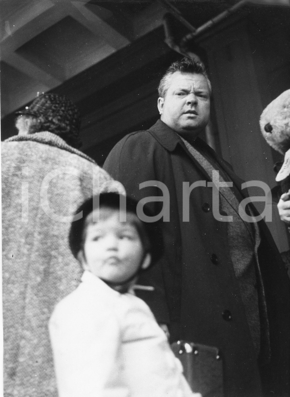 1959 GENOVA Orson WELLES alla stazione marittima con la figlia (2) Foto vintage 1959Fotografia vintage rara d'epoca.Timbro archivio Publifoto Genova al verso.FORMATO: 18x24 cm CONDIZIONI: G (minimi difetti di stampa)ICHARTA mette in vendita le stampe vintage della collezione Publifoto Genova, per la maggior parte inedita o in tiratura di pochi esemplari. Si tratta di un'ottima opportunit&agrave; di investimento per i collezionisti di fotografie d'epoca.    originale e autentica 1