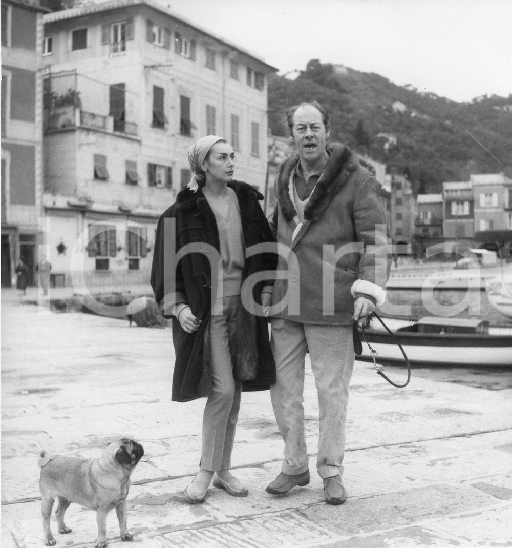 1959 PORTOFINO Rex HARRISON e Kay KENDALL in vacanza (1) Foto vintage 18x19 1959Fotografia vintage rara d'epoca.Timbro archivio Publifoto Genova al verso.FORMATO: 18x19 cm CONDIZIONI: G (piccoli difetti di stampa)ICHARTA mette in vendita le stampe vintage della collezione Publifoto Genova, per la maggior parte inedita o in tiratura di pochi esemplari. Si tratta di un'ottima opportunit&agrave; di investimento per i collezionisti di fotografie d'epoca.    originale e autentica 1