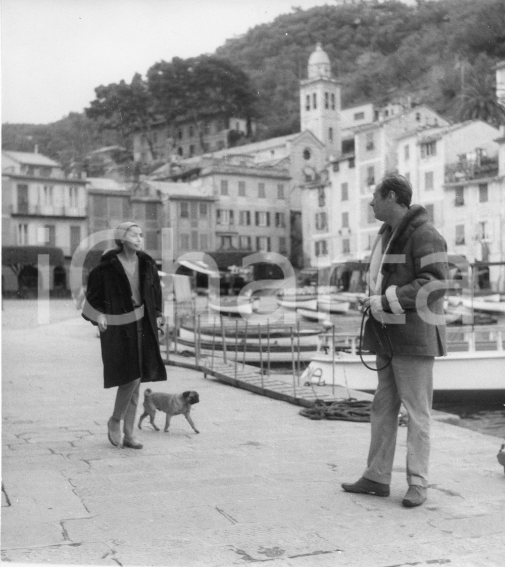 1959 PORTOFINO Rex HARRISON e Kay KENDALL in vacanza (3) Foto vintage 18x19 1959Fotografia vintage rara d'epoca.Timbro archivio Publifoto Genova al verso.FORMATO: 18x19 cm CONDIZIONI: G (lievi difetti di stampa)ICHARTA mette in vendita le stampe vintage della collezione Publifoto Genova, per la maggior parte inedita o in tiratura di pochi esemplari. Si tratta di un'ottima opportunit&agrave; di investimento per i collezionisti di fotografie d'epoca.    originale e autentica 1