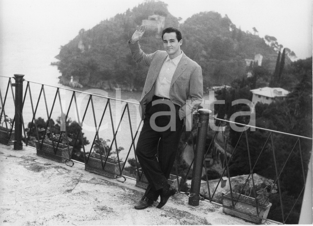 1959 PORTOFINO Vittorio GASSMAN sulla terrazza dell'Hotel Splendido - Foto 24x18 1959Fotografia vintage rara d'epoca.Timbro archivio Publifoto Genova al verso.FORMATO: 24x18 cm CONDIZIONI: G (lievi difetti di stampa)ICHARTA mette in vendita le stampe vintage della collezione Publifoto Genova, per la maggior parte inedita o in tiratura di pochi esemplari. Si tratta di un'ottima opportunit&agrave; di investimento per i collezionisti di fotografie d'epoca.    originale e autentica 1