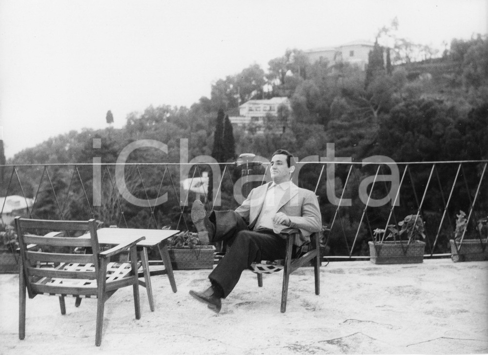 1959 PORTOFINO Vittorio GASSMAN sulla terrazza dell'Hotel Splendido (2) Foto 1959Fotografia vintage rara d'epoca.Timbro archivio Publifoto Genova al verso.FORMATO: 24x18 cm CONDIZIONI: G (lievi difetti di stampa)ICHARTA mette in vendita le stampe vintage della collezione Publifoto Genova, per la maggior parte inedita o in tiratura di pochi esemplari. Si tratta di un'ottima opportunit&agrave; di investimento per i collezionisti di fotografie d'epoca.    originale e autentica 1