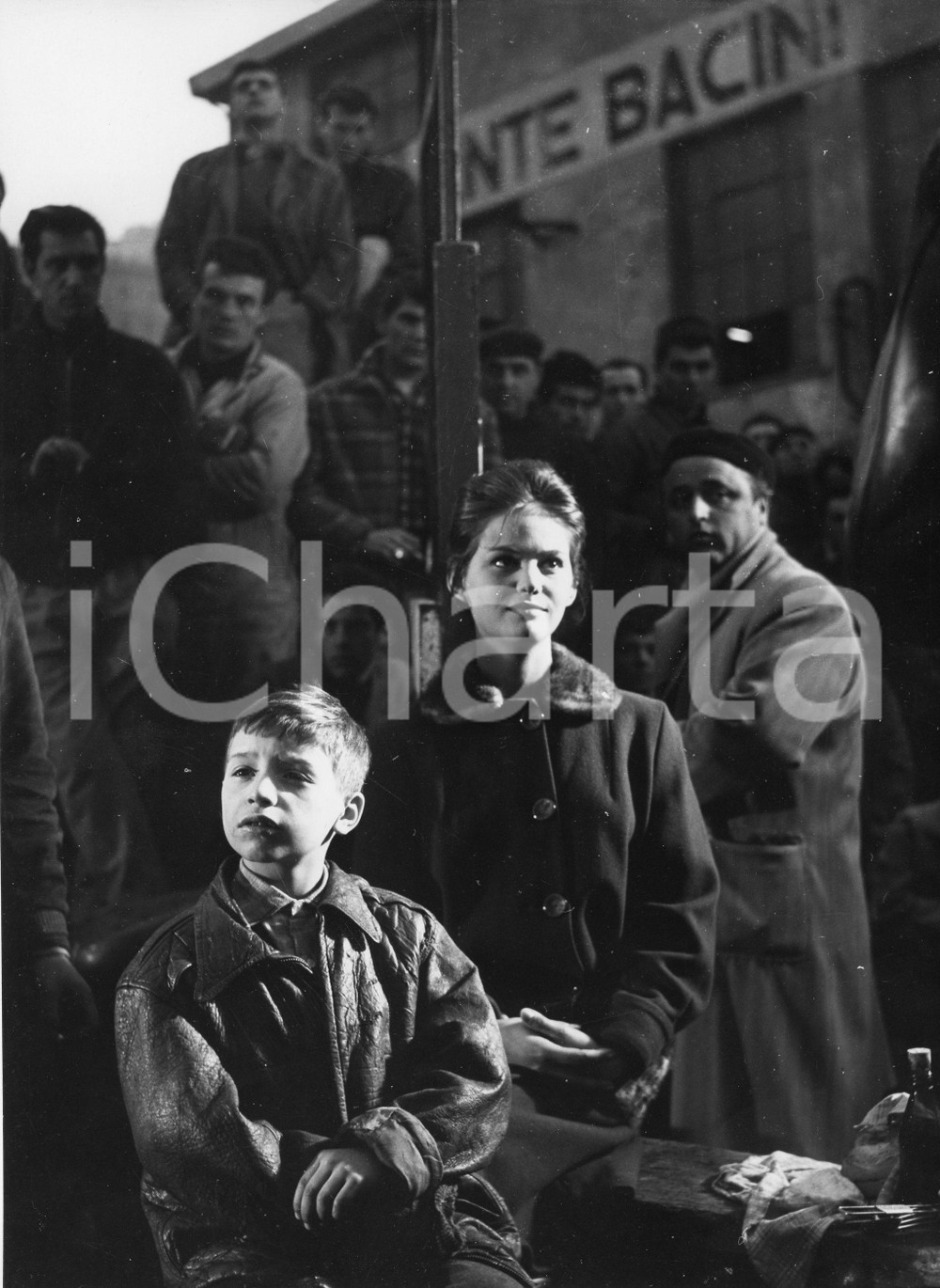 1959 GENOVA Film "Il Magistrato" - Claudia CARDINALE sul set - Foto 18x24 cm 1959Fotografia vintage rara d'epoca, scattata sul set del film di Luigi Zampa "Il Magistrato".Timbro archivio Publifoto Genova al verso.FORMATO: 18x24 cm CONDIZIONI: POOR (difetti di stampa)ICHARTA mette in vendita le stampe vintage della collezione Publifoto Genova, per la maggior parte inedita o in tiratura di pochi esemplari. Si tratta di un'ottima opportunit&agrave; di investimento per i collezionisti di fotografie d'epoca.    originale e autentica 1