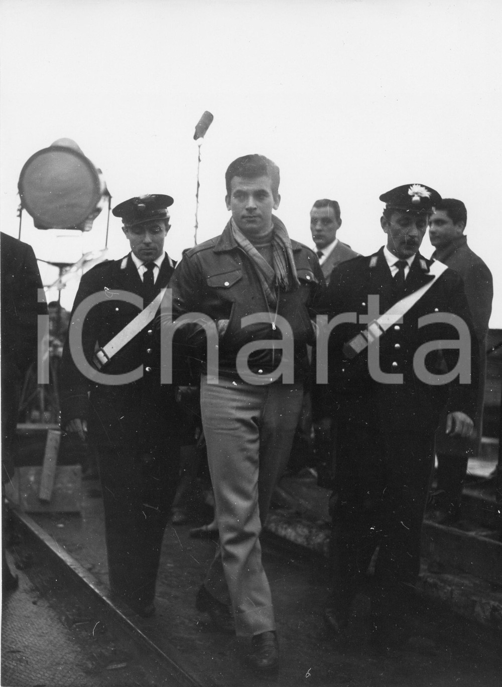 1959 GENOVA Film "Il Magistrato" - Maurizio ARENA sul set - Foto 18x24 cm 1959Fotografia vintage rara d'epoca, scattata sul set del film di Luigi Zampa "Il Magistrato".Timbro archivio Publifoto Genova al verso.FORMATO: 18x24 cm CONDIZIONI: FAIR (difetti di stampa)ICHARTA mette in vendita le stampe vintage della collezione Publifoto Genova, per la maggior parte inedita o in tiratura di pochi esemplari. Si tratta di un'ottima opportunit&agrave; di investimento per i collezionisti di fotografie d'epoca.    originale e autentica 1