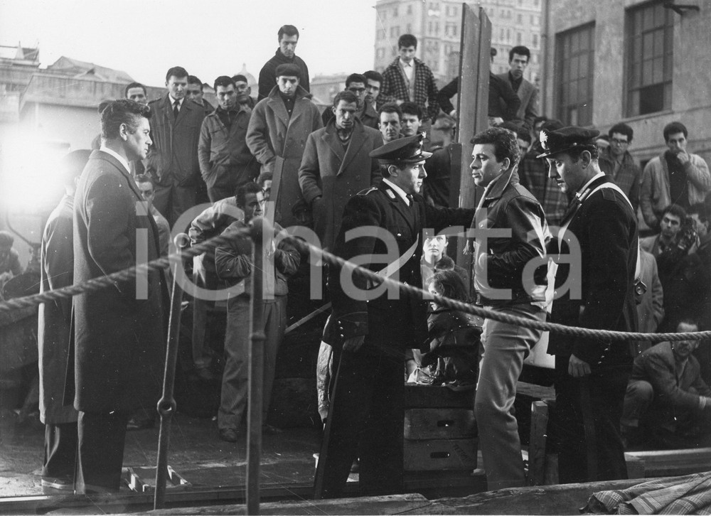 1959 GENOVA Film "Il Magistrato" José SUAREZ e Maurizio ARENA sul set FOTO 18x24 1959Fotografia vintage rara d'epoca, scattata sul set del film di Luigi Zampa "Il Magistrato".Timbro archivio Publifoto Genova al verso.FORMATO: 24x18 cm CONDIZIONI: FAIR (difetti di stampa)ICHARTA mette in vendita le stampe vintage della collezione Publifoto Genova, per la maggior parte inedita o in tiratura di pochi esemplari. Si tratta di un'ottima opportunit&agrave; di investimento per i collezionisti di fotografie d'epoca.    originale e autentica 1