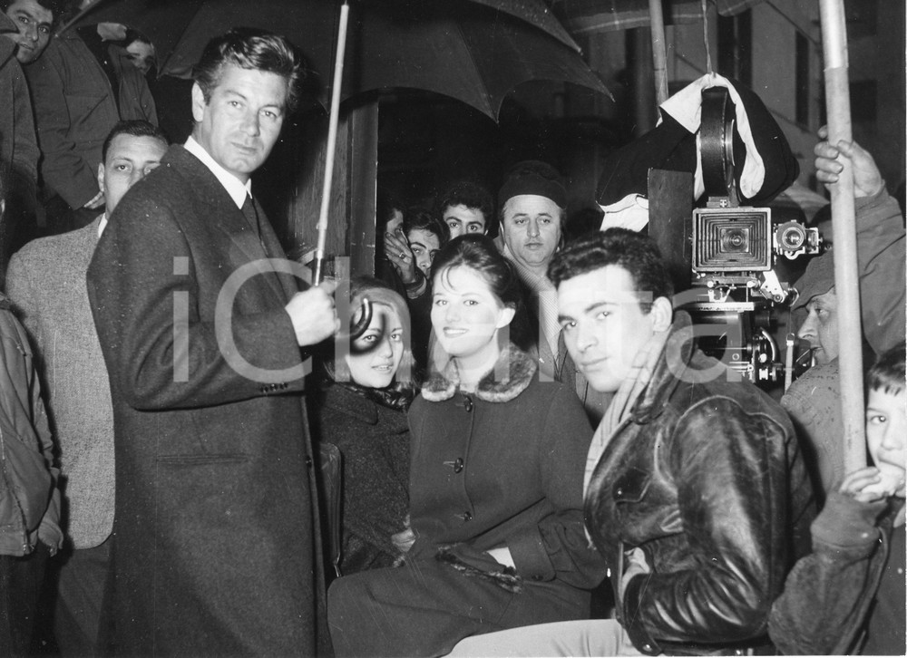 1959 GENOVA Film "Il Magistrato" José SUAREZ Claudia CARDINALE Maurizio ARENA 1959Fotografia vintage rara d'epoca, scattata sul set del film di Luigi Zampa "Il Magistrato".Timbro archivio Publifoto Genova al verso.FORMATO: 24x18 cm CONDIZIONI: FAIR (difetti di stampa)ICHARTA mette in vendita le stampe vintage della collezione Publifoto Genova, per la maggior parte inedita o in tiratura di pochi esemplari. Si tratta di un'ottima opportunit&agrave; di investimento per i collezionisti di fotografie d'epoca.    originale e autentica 1