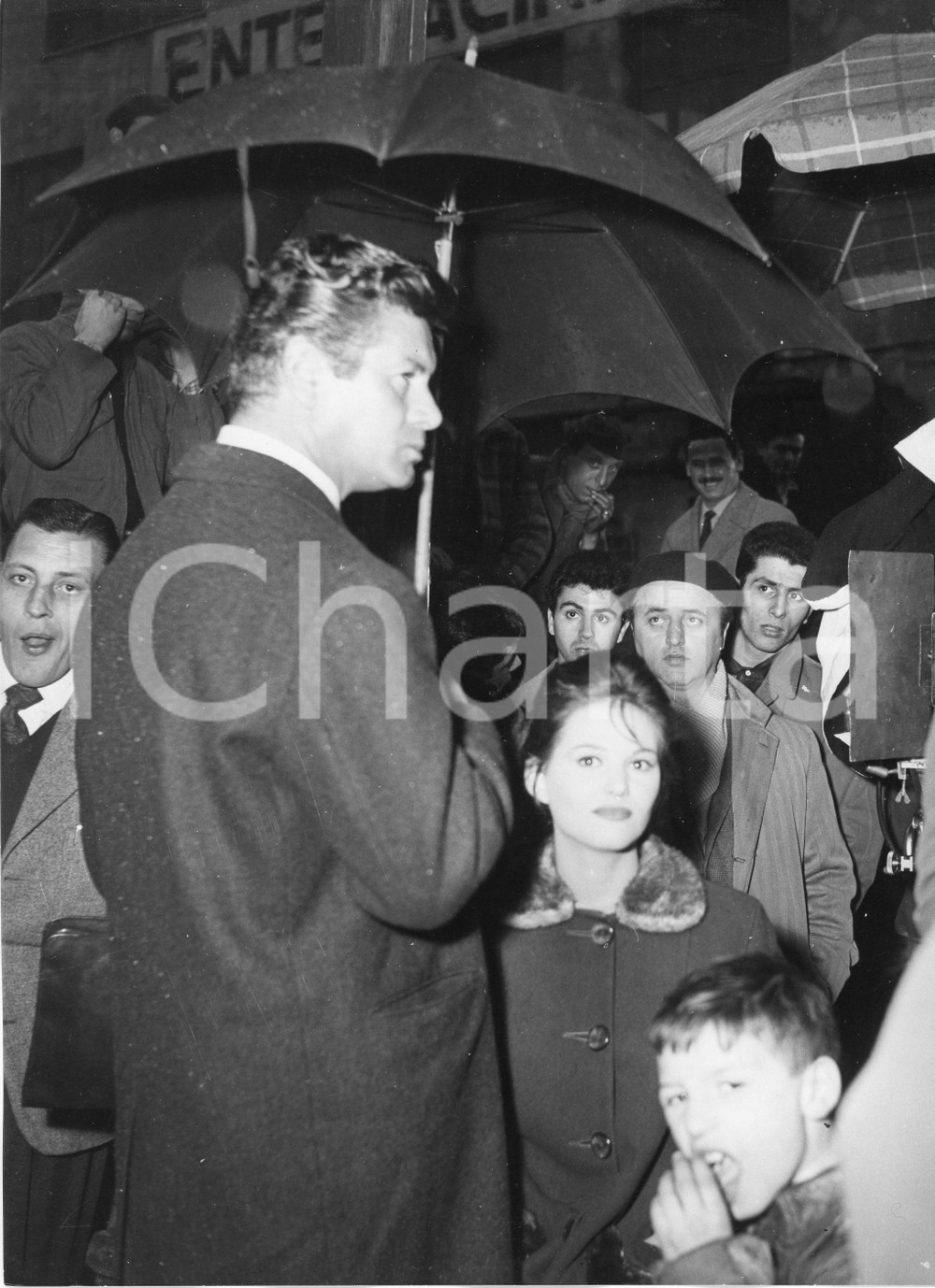 1959 GENOVA Film "Il Magistrato" José SUAREZ Claudia CARDINALE sul set - Foto 1959Fotografia vintage rara d'epoca, scattata sul set del film di Luigi Zampa "Il Magistrato".Timbro archivio Publifoto Genova al verso.FORMATO: 18x24 cm CONDIZIONI: FAIR (difetti di stampa)ICHARTA mette in vendita le stampe vintage della collezione Publifoto Genova, per la maggior parte inedita o in tiratura di pochi esemplari. Si tratta di un'ottima opportunit&agrave; di investimento per i collezionisti di fotografie d'epoca.    originale e autentica 1