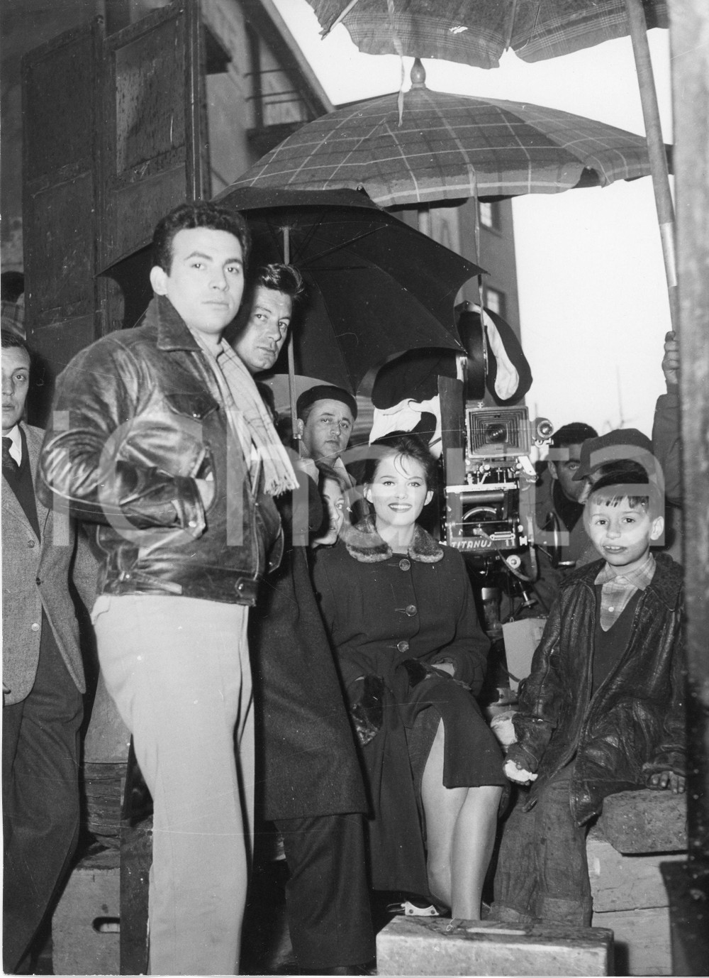 1959 GENOVA Set "Il Magistrato" José SUAREZ Claudia CARDINALE Maurizio ARENA 1959Fotografia vintage rara d'epoca, scattata sul set del film di Luigi Zampa "Il Magistrato".Timbro archivio Publifoto Genova al verso.FORMATO: 18x24 cm CONDIZIONI: FAIR (difetti di stampa)ICHARTA mette in vendita le stampe vintage della collezione Publifoto Genova, per la maggior parte inedita o in tiratura di pochi esemplari. Si tratta di un'ottima opportunit&agrave; di investimento per i collezionisti di fotografie d'epoca.    originale e autentica 1