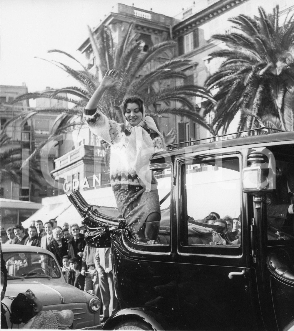 1959 RAPALLO Rosanna SCHIAFFINO partecipa a una caccia al tesoro - Foto (1) 1959Fotografia vintage rara d'epoca.Timbro archivio Publifoto Genova al verso.FORMATO: 18x19 cm CONDIZIONI: FAIR (lieve increspatura marginale)ICHARTA mette in vendita le stampe vintage della collezione Publifoto Genova, per la maggior parte inedita o in tiratura di pochi esemplari. Si tratta di un'ottima opportunit&agrave; di investimento per i collezionisti di fotografie d'epoca.    originale e autentica 1