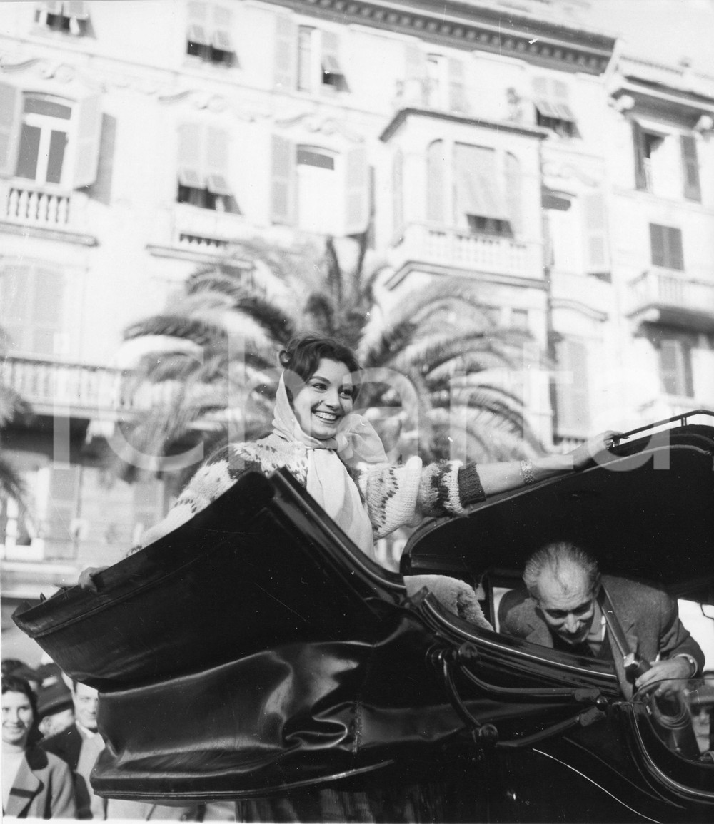 1959 RAPALLO Rosanna SCHIAFFINO partecipa a una caccia al tesoro - Foto (2) 1959Fotografia vintage rara d'epoca.Timbro archivio Publifoto Genova al verso.FORMATO: 18x19 cm CONDIZIONI: GICHARTA mette in vendita le stampe vintage della collezione Publifoto Genova, per la maggior parte inedita o in tiratura di pochi esemplari. Si tratta di un'ottima opportunit&agrave; di investimento per i collezionisti di fotografie d'epoca.    originale e autentica 1