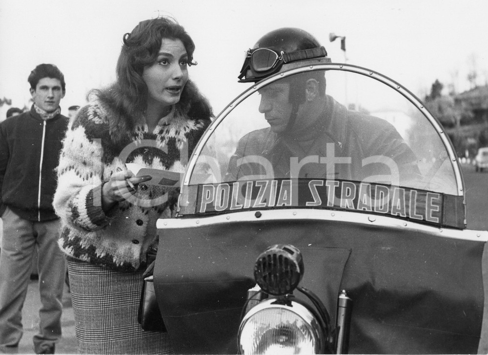 1959 RAPALLO Rosanna SCHIAFFINO partecipa a una caccia al tesoro - Foto (4) 1959Fotografia vintage rara d'epoca.Timbro archivio Publifoto Genova al verso.FORMATO: 24x18 cm CONDIZIONI: FAIR (difetti di stampa)ICHARTA mette in vendita le stampe vintage della collezione Publifoto Genova, per la maggior parte inedita o in tiratura di pochi esemplari. Si tratta di un'ottima opportunit&agrave; di investimento per i collezionisti di fotografie d'epoca.    originale e autentica 1