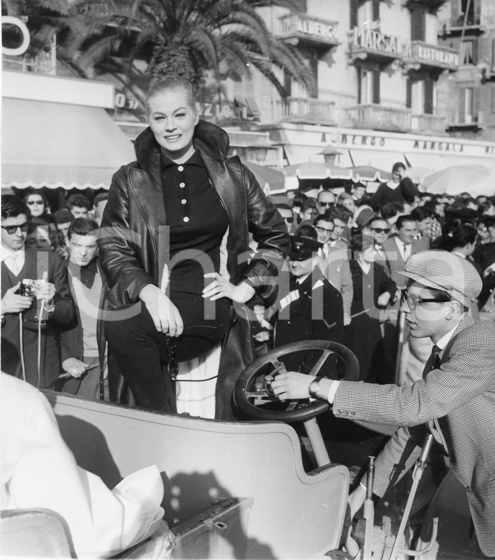 1959 RAPALLO Anita EKBERG partecipa a una caccia al tesoro - Foto (1) 1959Fotografia vintage rara d'epoca.Timbro archivio Publifoto Genova al verso.FORMATO: 18x19 cm CONDIZIONI: FAIR (ondulature)ICHARTA mette in vendita le stampe vintage della collezione Publifoto Genova, per la maggior parte inedita o in tiratura di pochi esemplari. Si tratta di un'ottima opportunit&agrave; di investimento per i collezionisti di fotografie d'epoca.    originale e autentica 1