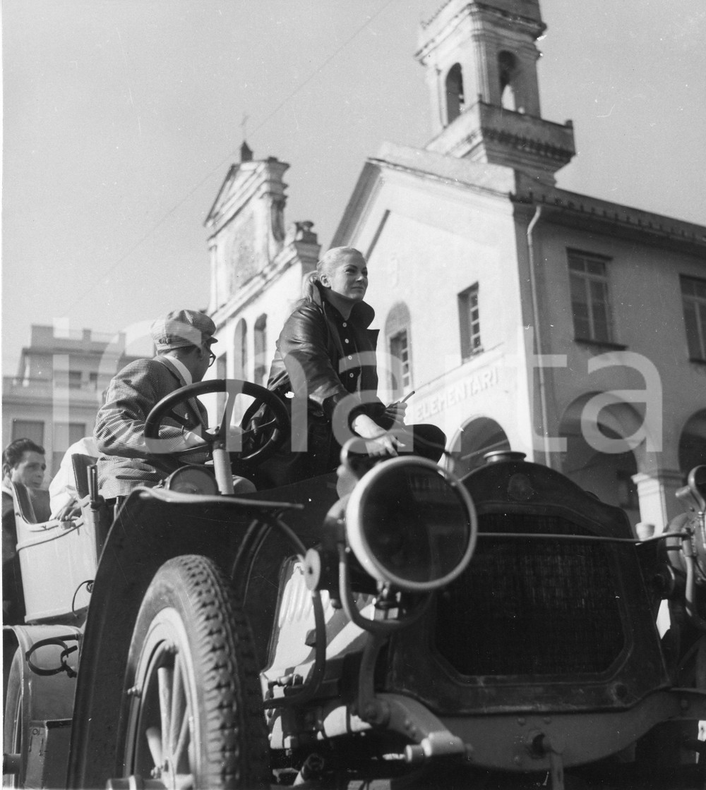 1959 RAPALLO Anita EKBERG partecipa a una caccia al tesoro - Foto (2) 1959Fotografia vintage rara d'epoca.Timbro archivio Publifoto Genova al verso.FORMATO: 18x19 cm CONDIZIONI: G (lievi difetti di stampa)ICHARTA mette in vendita le stampe vintage della collezione Publifoto Genova, per la maggior parte inedita o in tiratura di pochi esemplari. Si tratta di un'ottima opportunit&agrave; di investimento per i collezionisti di fotografie d'epoca.    originale e autentica 1