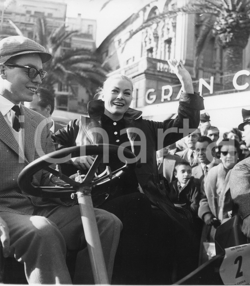 1959 RAPALLO Anita EKBERG partecipa a una caccia al tesoro - Foto (3) 1959Fotografia vintage rara d'epoca.Timbro archivio Publifoto Genova al verso.FORMATO: 18x19 cm CONDIZIONI: G (minimi difetti di stampa)ICHARTA mette in vendita le stampe vintage della collezione Publifoto Genova, per la maggior parte inedita o in tiratura di pochi esemplari. Si tratta di un'ottima opportunit&agrave; di investimento per i collezionisti di fotografie d'epoca.    originale e autentica 1