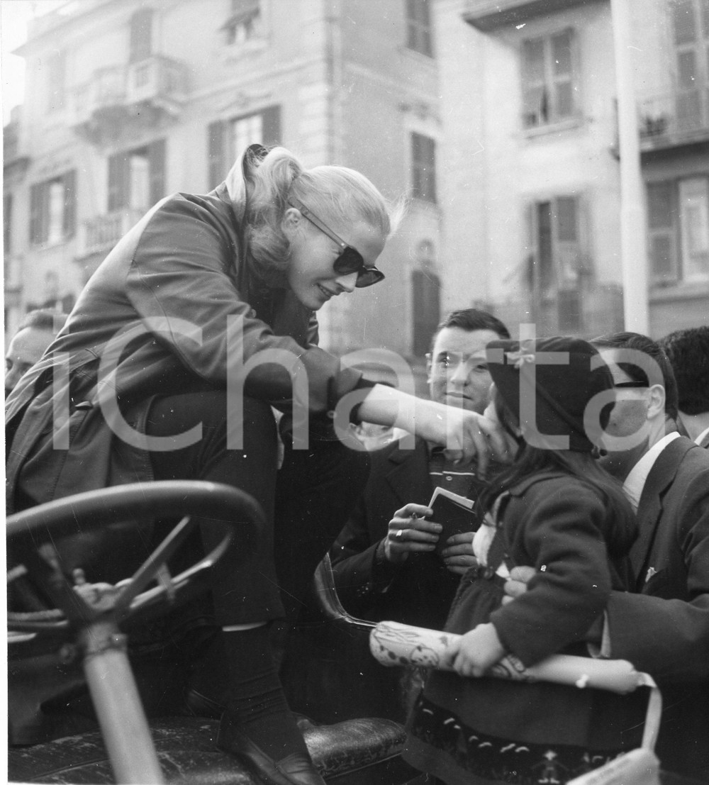 1959 RAPALLO Anita EKBERG partecipa a una caccia al tesoro - Foto (4) 1959Fotografia vintage rara d'epoca.Timbro archivio Publifoto Genova al verso.FORMATO: 18x19 cm CONDIZIONI: FAIR (lievi ondulature; difetti di stampa)ICHARTA mette in vendita le stampe vintage della collezione Publifoto Genova, per la maggior parte inedita o in tiratura di pochi esemplari. Si tratta di un'ottima opportunit&agrave; di investimento per i collezionisti di fotografie d'epoca.    originale e autentica 1