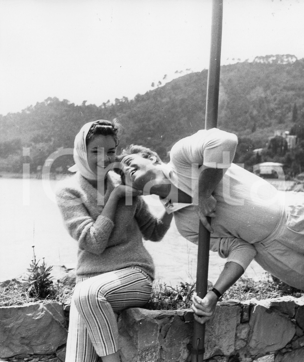 1958 RAPALLO Film "Racconti d'estate" - Ennio GIROLAMI Lorella DE LUCA (2) Foto 1958Fotografia vintage rara d'epoca, scattata sul set del film di Gianni Franciolini.Timbro archivio Publifoto Genova al verso.FORMATO: 18x21 cm CONDIZIONI: FAIR (ondulature, difetti di stampa e lievi fioriture)ICHARTA mette in vendita le stampe vintage della collezione Publifoto Genova, per la maggior parte inedita o in tiratura di pochi esemplari. Si tratta di un'ottima opportunit&agrave; di investimento per i collezionisti di fotografie d'epoca.    originale e autentica 1