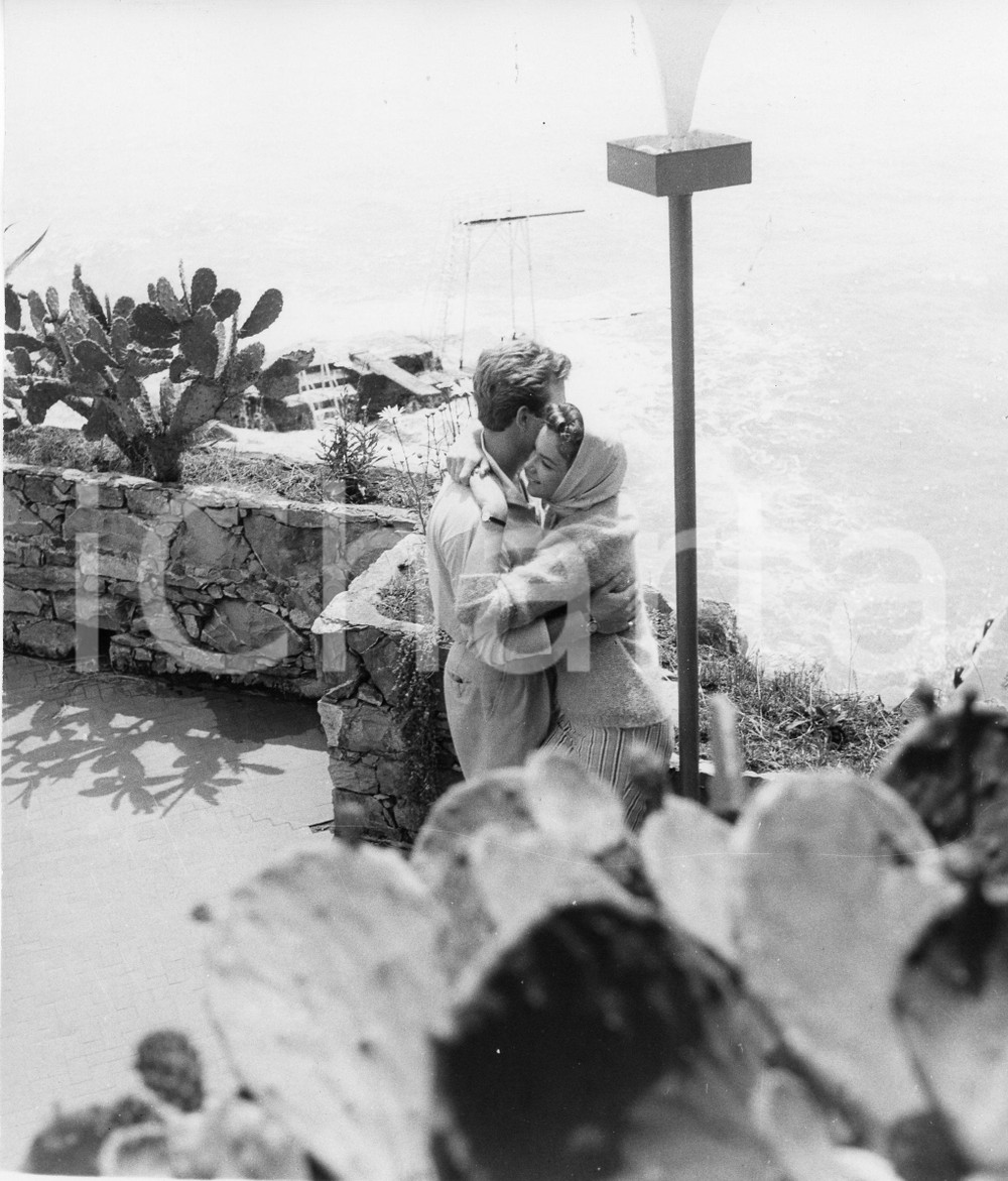 1958 RAPALLO Film "Racconti d'estate" - Ennio GIROLAMI Lorella DE LUCA (3) Foto 1958Fotografia vintage rara d'epoca, scattata sul set del film di Gianni Franciolini.Timbro archivio Publifoto Genova al verso.FORMATO: 18x20 cm CONDIZIONI: FAIR (ondulature, difetti di stampa)ICHARTA mette in vendita le stampe vintage della collezione Publifoto Genova, per la maggior parte inedita o in tiratura di pochi esemplari. Si tratta di un'ottima opportunit&agrave; di investimento per i collezionisti di fotografie d'epoca.    originale e autentica 1