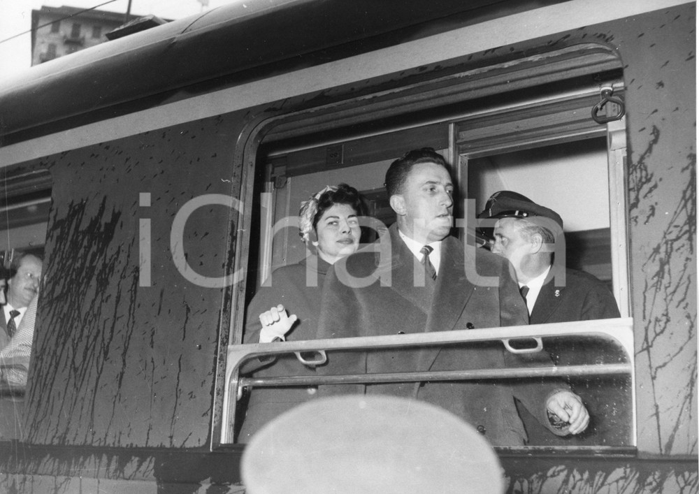 Fotografia d epoca originale 1958 GENOVA Arrivo della principessa SORAYA dell Iran 2 Foto 24x18 cm 1