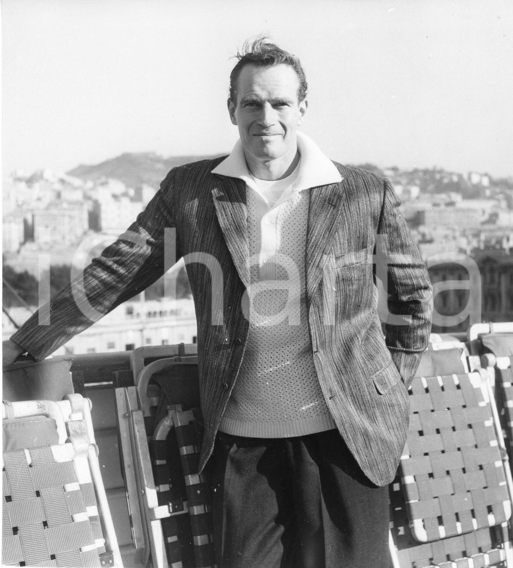 1958 GENOVA Charlton HESTON sulla nave in partenza per gli USA - Foto (1) 1958Fotografia vintage rara d'epoca.Timbro archivio Publifoto Genova al verso.FORMATO: 18x19 cm CONDIZIONI: GICHARTA mette in vendita le stampe vintage della collezione Publifoto Genova, per la maggior parte inedita o in tiratura di pochi esemplari. Si tratta di un'ottima opportunit&agrave; di investimento per i collezionisti di fotografie d'epoca.    originale e autentica 1