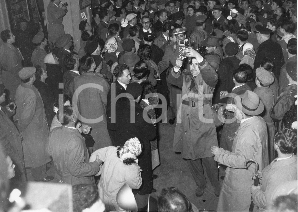 Fotografia d epoca originale 1958 GENOVA Arrivo della principessa SORAYA dell Iran 3 Foto 24x18 1