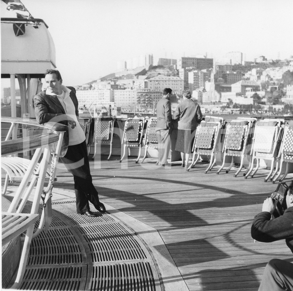 1958 GENOVA Charlton HESTON sulla nave in partenza per gli USA - Foto (2) 1958Fotografia vintage rara d'epoca.Timbro archivio Publifoto Genova al verso.FORMATO: 18x17 cm CONDIZIONI: GICHARTA mette in vendita le stampe vintage della collezione Publifoto Genova, per la maggior parte inedita o in tiratura di pochi esemplari. Si tratta di un'ottima opportunit&agrave; di investimento per i collezionisti di fotografie d'epoca.    originale e autentica 1
