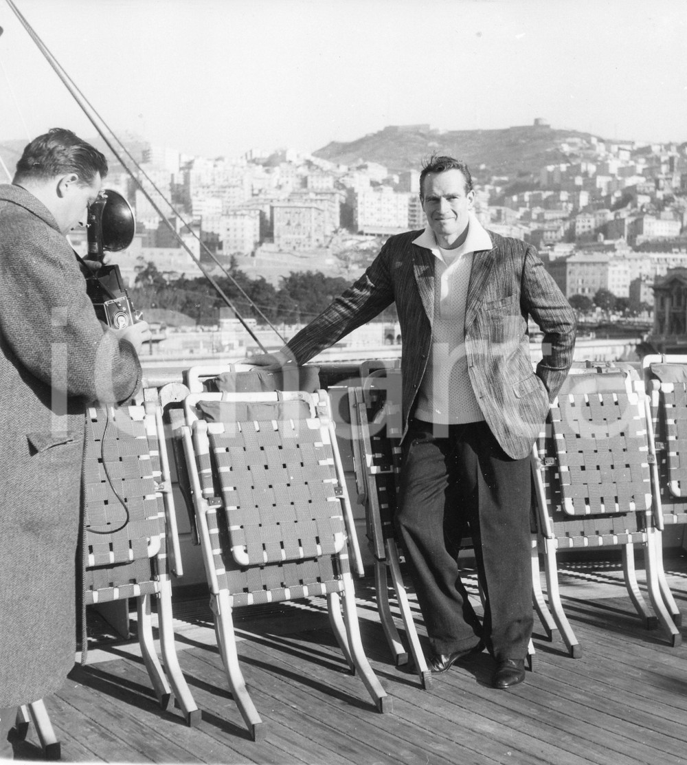 1958 GENOVA Charlton HESTON sulla nave in partenza per gli USA - Foto (3) 1958Fotografia vintage rara d'epoca.Timbro archivio Publifoto Genova al verso.FORMATO: 18x19 cm CONDIZIONI: GICHARTA mette in vendita le stampe vintage della collezione Publifoto Genova, per la maggior parte inedita o in tiratura di pochi esemplari. Si tratta di un'ottima opportunit&agrave; di investimento per i collezionisti di fotografie d'epoca.    originale e autentica 1