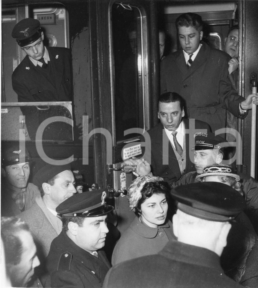1958 GENOVA Arrivo principessa Soraya Esfandiary Bakhtiari 2 Foto vintage RARA 14 aprile 1958Arrivo della principessa Soraya a GenovaFotografia vintage rara d'epoca.Timbro archivio Publifoto Genova al versoFormato: cm 24 x 18Condizioni: FAIR (lievi difetti di stampa)ICHARTA mette in vendita le stampe vintage della collezione Publifoto Genova, per la maggior parte inedita o comunque in tiratura di pochi esemplari. Si tratta di un'ottima opportunit&agrave; di investimento per i collezionisti di fotografie d'epoca.    originale e autentica 1
