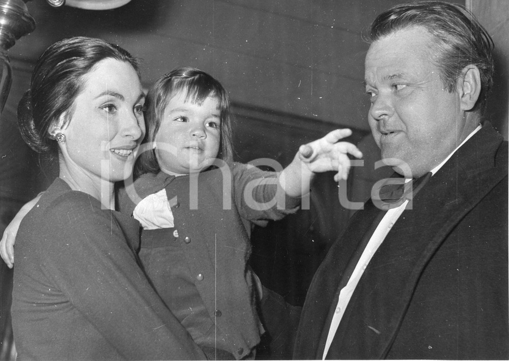 1958 GENOVA Orson WELLES con la moglie Paola MORI e la figlia Beatrice (1) Foto 1958Fotografia vintage rara d'epoca.Timbro archivio Publifoto Genova al verso.FORMATO: 24x18 cm CONDIZIONI: POOR (difetti di stampa)ICHARTA mette in vendita le stampe vintage della collezione Publifoto Genova, per la maggior parte inedita o in tiratura di pochi esemplari. Si tratta di un'ottima opportunit&agrave; di investimento per i collezionisti di fotografie d'epoca.    originale e autentica 1