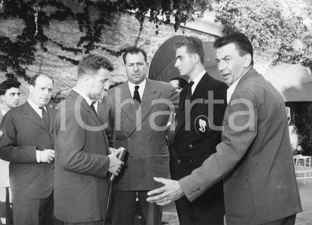 1957 ZOAGLI (GE) Arrivo del giovane Juan Carlos di Spagna - Foto 24x18 cm 1957Fotografia vintage rara d'epoca.Timbro archivio Publifoto Genova al verso.FORMATO: 24x18 cm CONDIZIONI: FAIR (difetti di stampa)ICHARTA mette in vendita le stampe vintage della collezione Publifoto Genova, per la maggior parte inedita o in tiratura di pochi esemplari. Si tratta di un'ottima opportunit&agrave; di investimento per i collezionisti di fotografie d'epoca.    originale e autentica 1