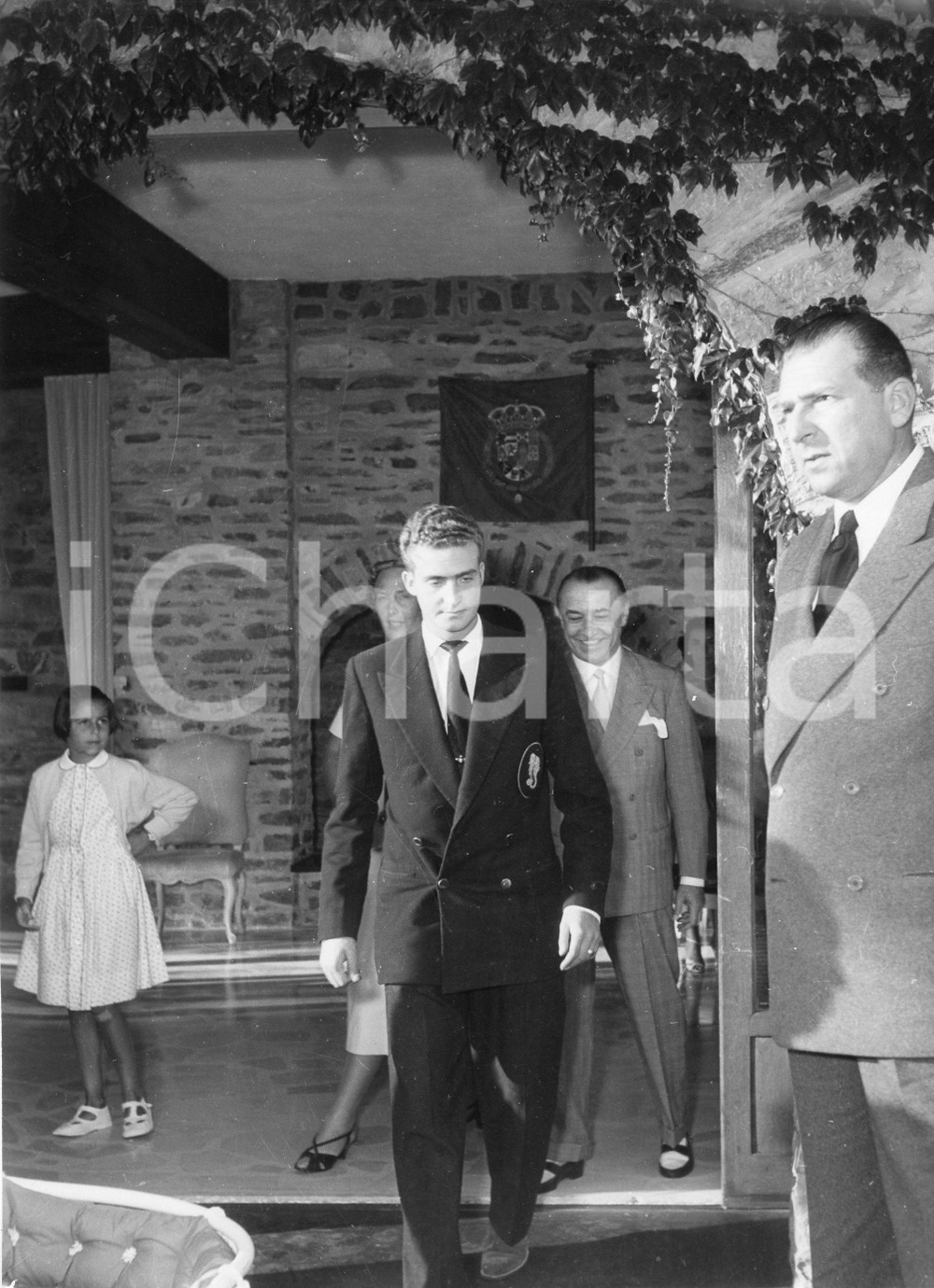 1957 ZOAGLI (GE) Arrivo del giovane Juan Carlos di Spagna (2) Foto 18x24 cm 1957Fotografia vintage rara d'epoca.Timbro archivio Publifoto Genova al verso.FORMATO: 18x24cm CONDIZIONI: G (lievi difetti di stampa)ICHARTA mette in vendita le stampe vintage della collezione Publifoto Genova, per la maggior parte inedita o in tiratura di pochi esemplari. Si tratta di un'ottima opportunit&agrave; di investimento per i collezionisti di fotografie d'epoca.    originale e autentica 1