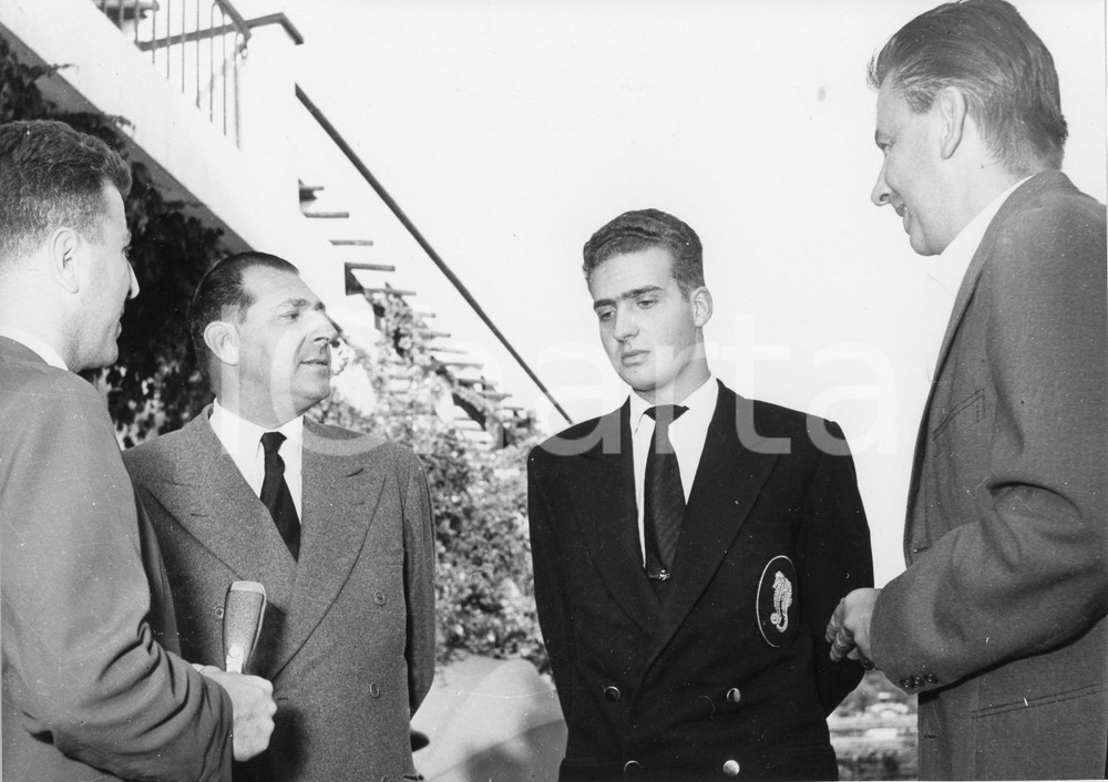 1957 ZOAGLI (GE) Arrivo del giovane Juan Carlos di Spagna (3) Foto 24x18 cm 1957Fotografia vintage rara d'epoca.Timbro archivio Publifoto Genova al verso.FORMATO: 24x18 cm CONDIZIONI: FAIR (difetti di stampa e piccola macchia)ICHARTA mette in vendita le stampe vintage della collezione Publifoto Genova, per la maggior parte inedita o in tiratura di pochi esemplari. Si tratta di un'ottima opportunit&agrave; di investimento per i collezionisti di fotografie d'epoca.    originale e autentica 1