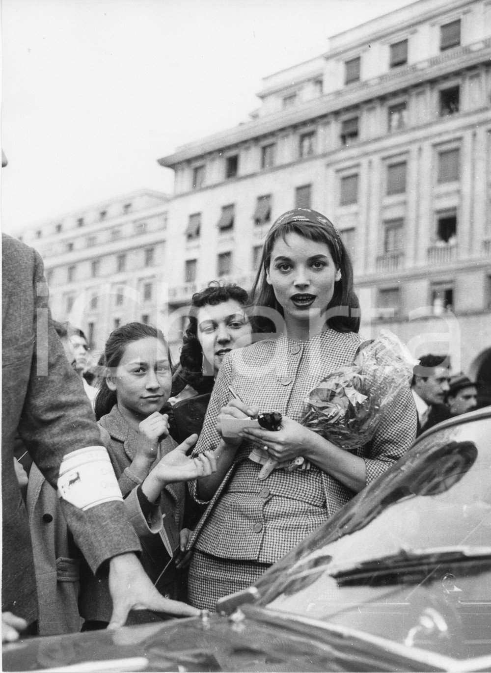 1957 GENOVA Rally del Cinema - Elsa MARTINELLI in Piazza della Vittoria (2) Foto 1957Fotografia vintage rara d'epoca.Timbro archivio Publifoto Genova al verso.FORMATO: 18x24 cm CONDIZIONI: FAIR (difetti di stampa)ICHARTA mette in vendita le stampe vintage della collezione Publifoto Genova, per la maggior parte inedita o in tiratura di pochi esemplari. Si tratta di un'ottima opportunit&agrave; di investimento per i collezionisti di fotografie d'epoca.    originale e autentica 1