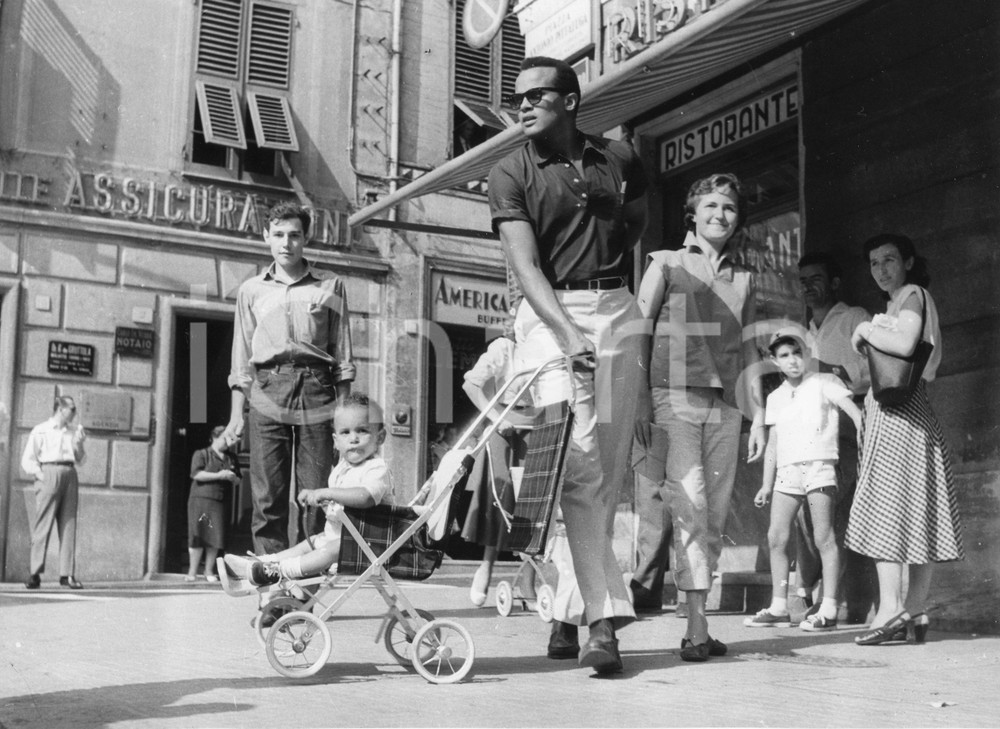 Fotografia d epoca originale 1958 GENOVA NERVI Piazza Pittaluga  Harry BELAFONTE con il figlio David FOTO 2 1