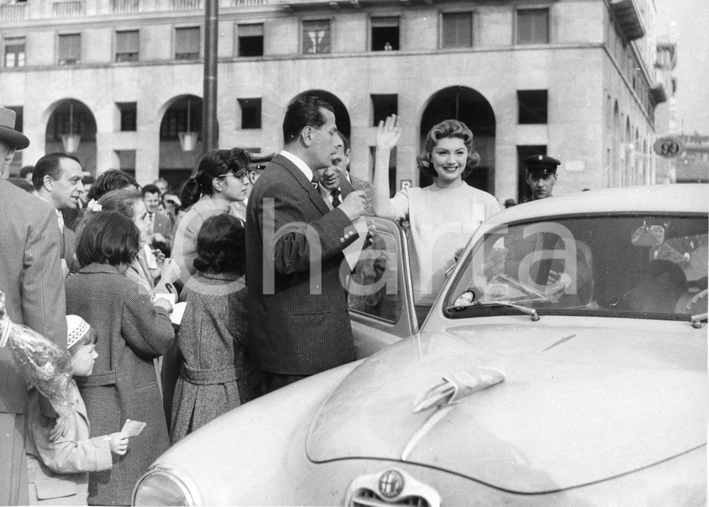 Fotografia d epoca originale 1957 GENOVA Rally del Cinema  Sylva KOSCINA Giuseppe BENNATI Foto 24x18 cm 1 1