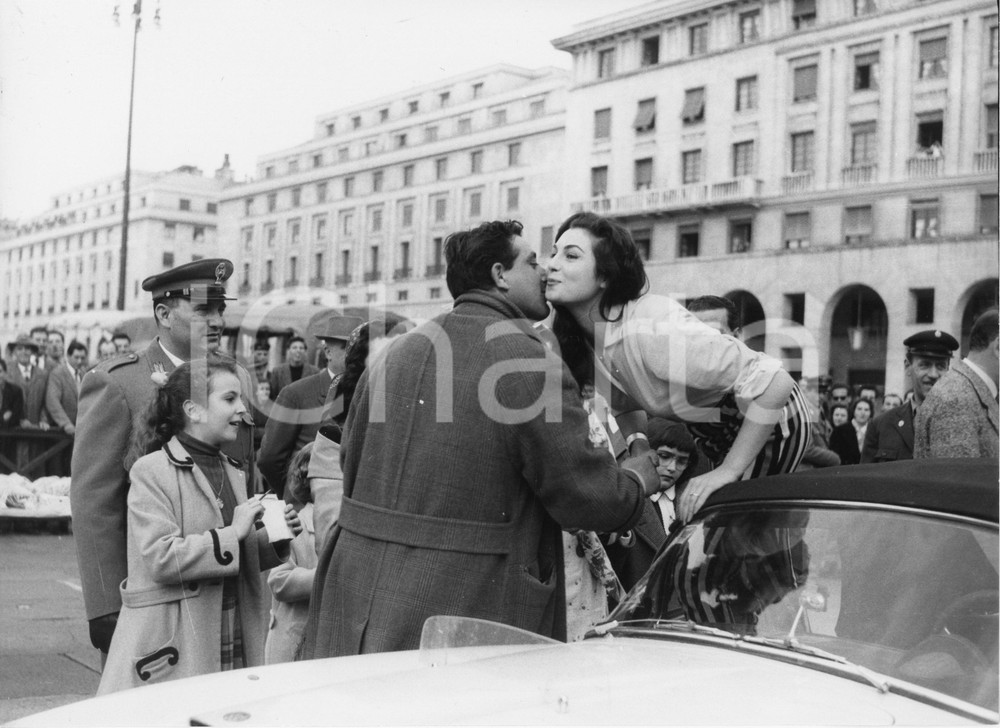 1957 GENOVA Rally del Cinema - Rosanna SCHIAFFINO in Piazza della Vittoria (1) 1957Fotografia vintage rara d'epoca.Timbro archivio Publifoto Genova al verso.FORMATO: 24x18 cm CONDIZIONI: FAIR (difetti di stampa)ICHARTA mette in vendita le stampe vintage della collezione Publifoto Genova, per la maggior parte inedita o in tiratura di pochi esemplari. Si tratta di un'ottima opportunit&agrave; di investimento per i collezionisti di fotografie d'epoca.    originale e autentica 1
