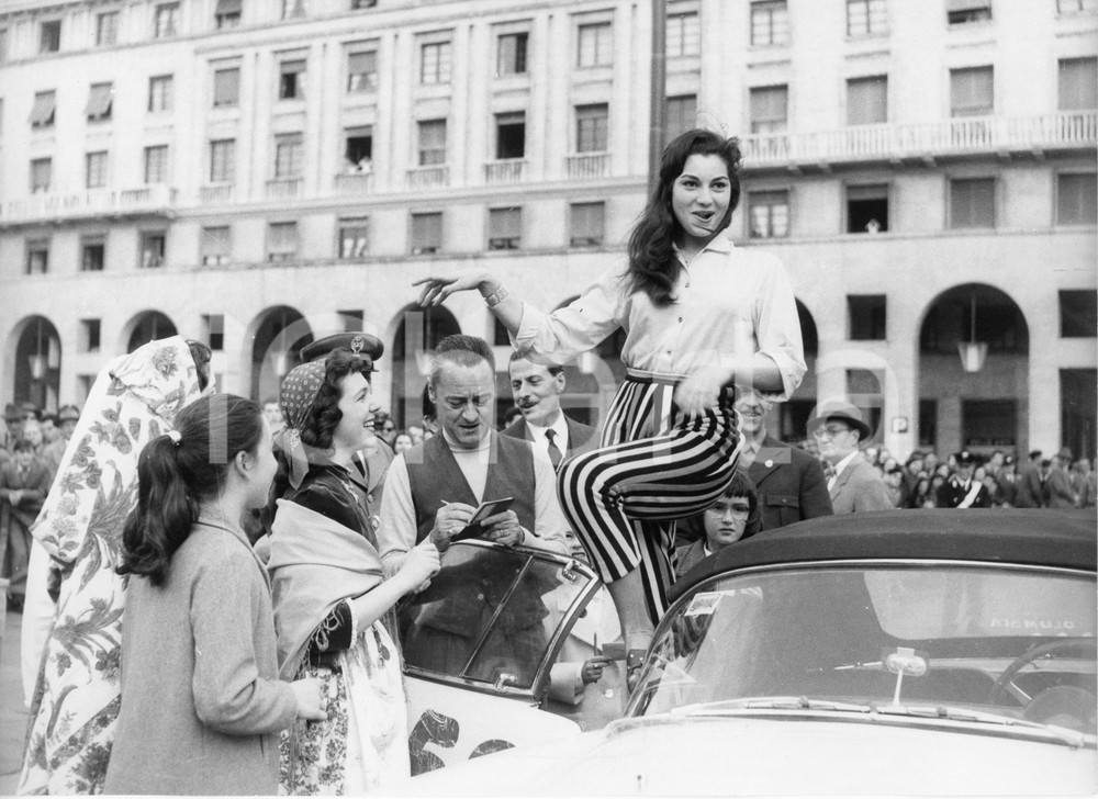1957 GENOVA Rally del Cinema - Rosanna SCHIAFFINO in Piazza della Vittoria (2) 1957Fotografia vintage rara d'epoca.Timbro archivio Publifoto Genova al verso.FORMATO: 24x18 cm CONDIZIONI: GICHARTA mette in vendita le stampe vintage della collezione Publifoto Genova, per la maggior parte inedita o in tiratura di pochi esemplari. Si tratta di un'ottima opportunit&agrave; di investimento per i collezionisti di fotografie d'epoca.    originale e autentica 1