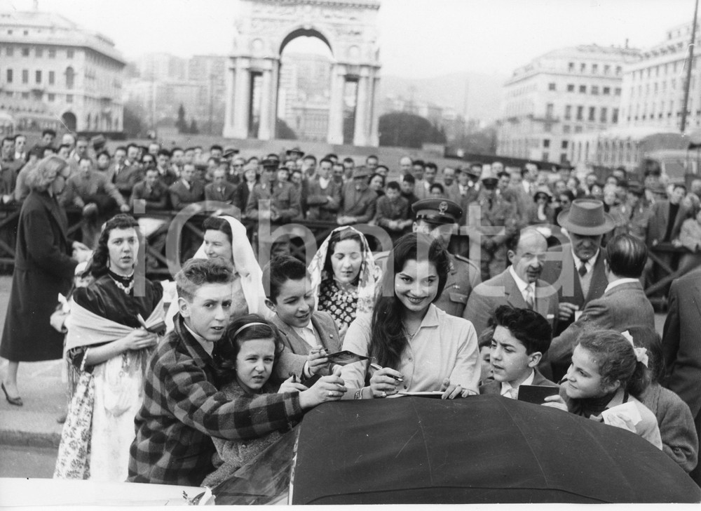 1957 GENOVA Rally del Cinema - Rosanna SCHIAFFINO in Piazza della Vittoria (3) 1957Fotografia vintage rara d'epoca.Timbro archivio Publifoto Genova al verso.FORMATO: 24x18 cm CONDIZIONI: FAIR (difetti di stampa)ICHARTA mette in vendita le stampe vintage della collezione Publifoto Genova, per la maggior parte inedita o in tiratura di pochi esemplari. Si tratta di un'ottima opportunit&agrave; di investimento per i collezionisti di fotografie d'epoca.    originale e autentica 1