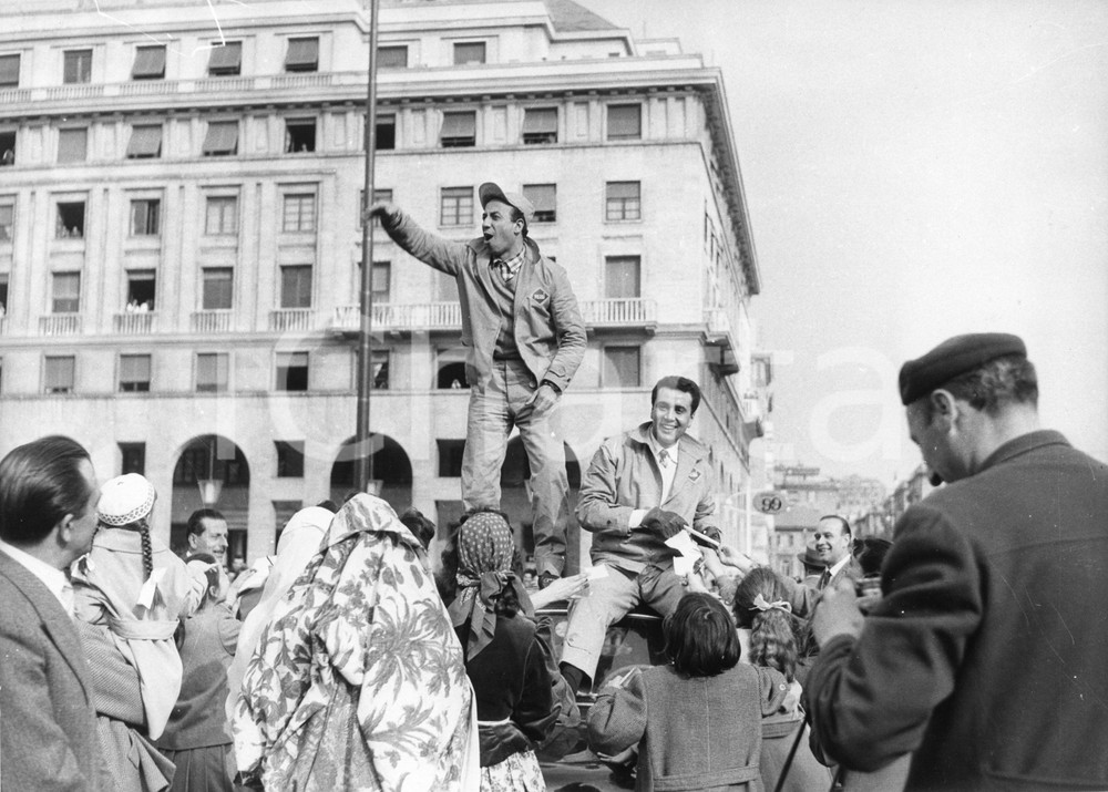 1957 GENOVA Rally del Cinema - Silvio NOTO ed Enzo TORTORA all'arrivo (1) Foto 1957Fotografia vintage rara d'epoca.Timbro archivio Publifoto Genova al verso.FORMATO: 24x18 cm CONDIZIONI: FAIR (difetti di stampa)ICHARTA mette in vendita le stampe vintage della collezione Publifoto Genova, per la maggior parte inedita o in tiratura di pochi esemplari. Si tratta di un'ottima opportunit&agrave; di investimento per i collezionisti di fotografie d'epoca.    originale e autentica 1