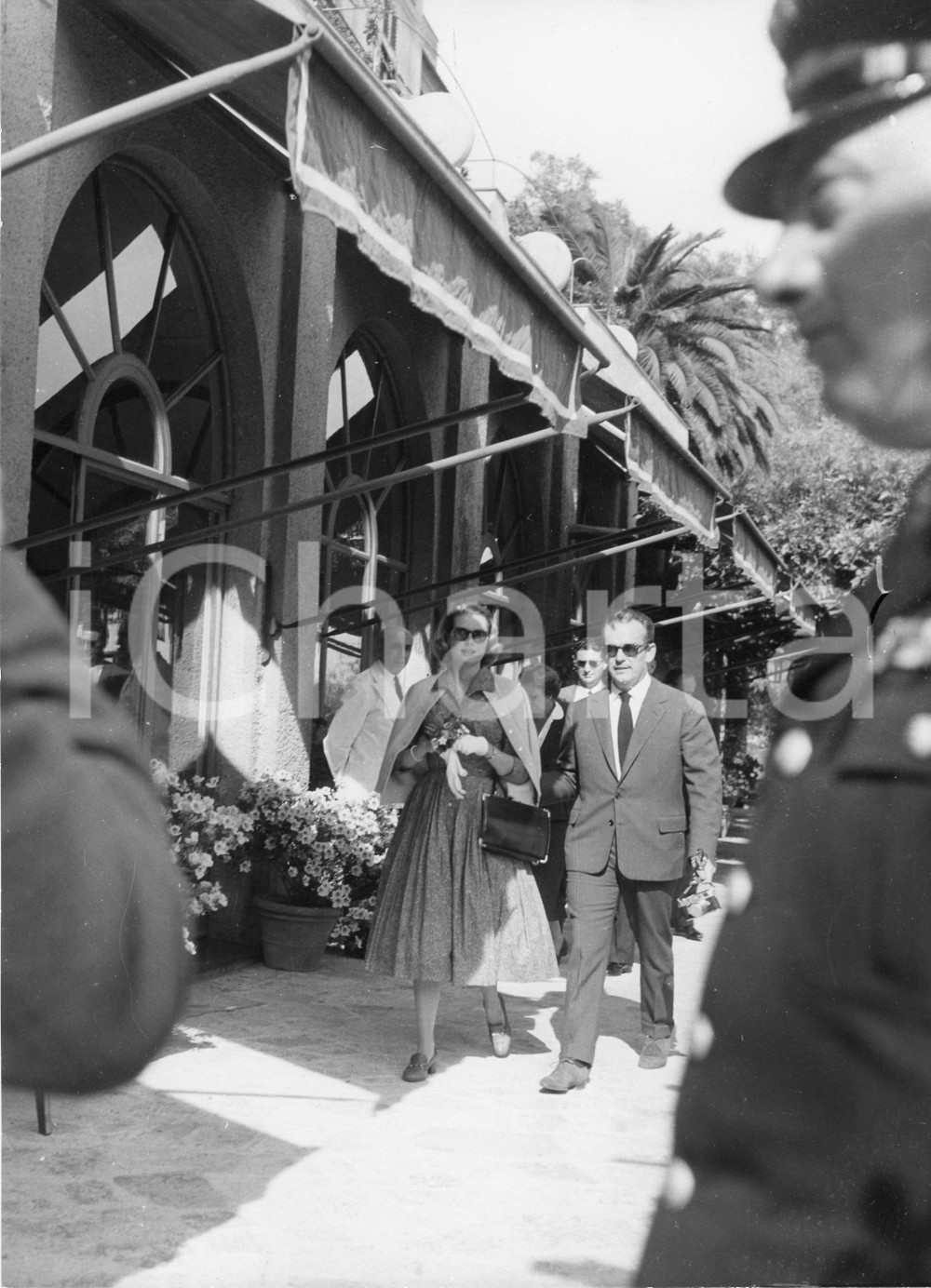 1957 PORTOFINO Principi Ranieri e Grace di Monaco (1) Foto vintage 18x24 1957Fotografia vintage rara d'epoca.Timbro archivio Publifoto Genova al verso.FORMATO: 18x24 cm CONDIZIONI: FAIR (lievi ondulature e difetti di stampa)ICHARTA mette in vendita le stampe vintage della collezione Publifoto Genova, per la maggior parte inedita o in tiratura di pochi esemplari. Si tratta di un'ottima opportunit&agrave; di investimento per i collezionisti di fotografie d'epoca.    originale e autentica 1