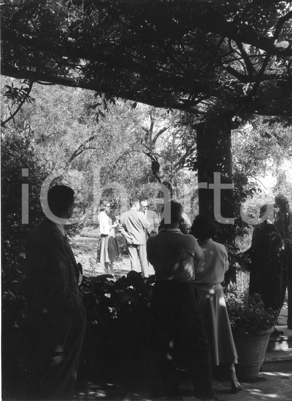 1957 PORTOFINO Principi Ranieri e Grace di Monaco (2) Foto vintage 18x24 1957Fotografia vintage rara d'epoca.Timbro archivio Publifoto Genova al verso.FORMATO: 18x24 cm CONDIZIONI: GICHARTA mette in vendita le stampe vintage della collezione Publifoto Genova, per la maggior parte inedita o in tiratura di pochi esemplari. Si tratta di un'ottima opportunit&agrave; di investimento per i collezionisti di fotografie d'epoca.    originale e autentica 1