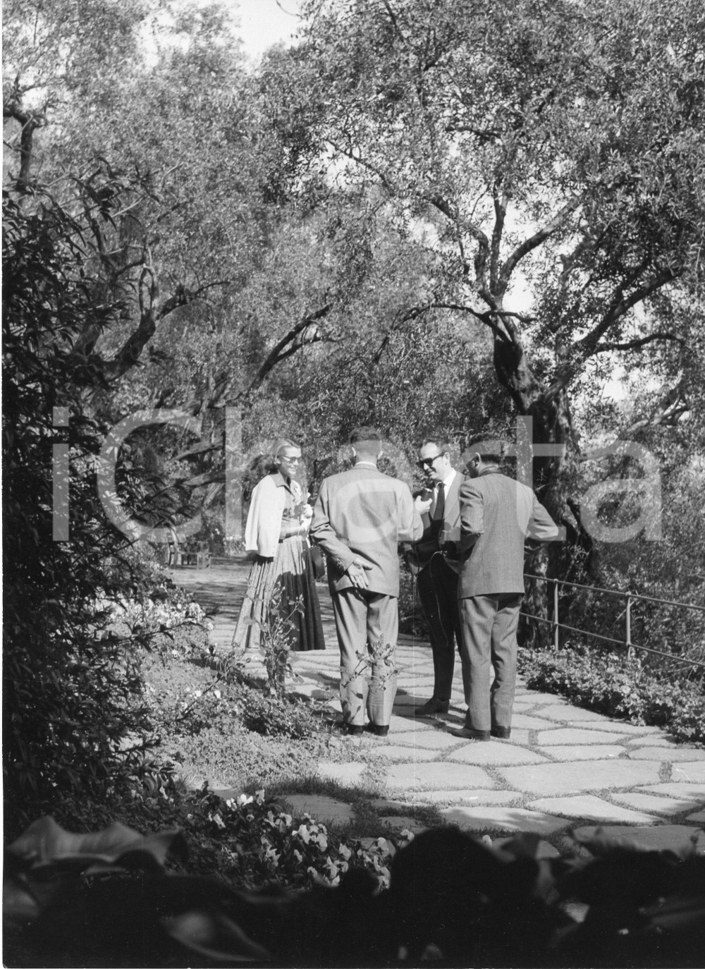 1957 PORTOFINO Principi Ranieri e Grace di Monaco (3) Foto vintage 18x24 1957Fotografia vintage rara d'epoca.Timbro archivio Publifoto Genova al verso.FORMATO: 18x24 cm CONDIZIONI: FAIR (lievi ondulature e difetti di stampa)ICHARTA mette in vendita le stampe vintage della collezione Publifoto Genova, per la maggior parte inedita o in tiratura di pochi esemplari. Si tratta di un'ottima opportunit&agrave; di investimento per i collezionisti di fotografie d'epoca.    originale e autentica 1