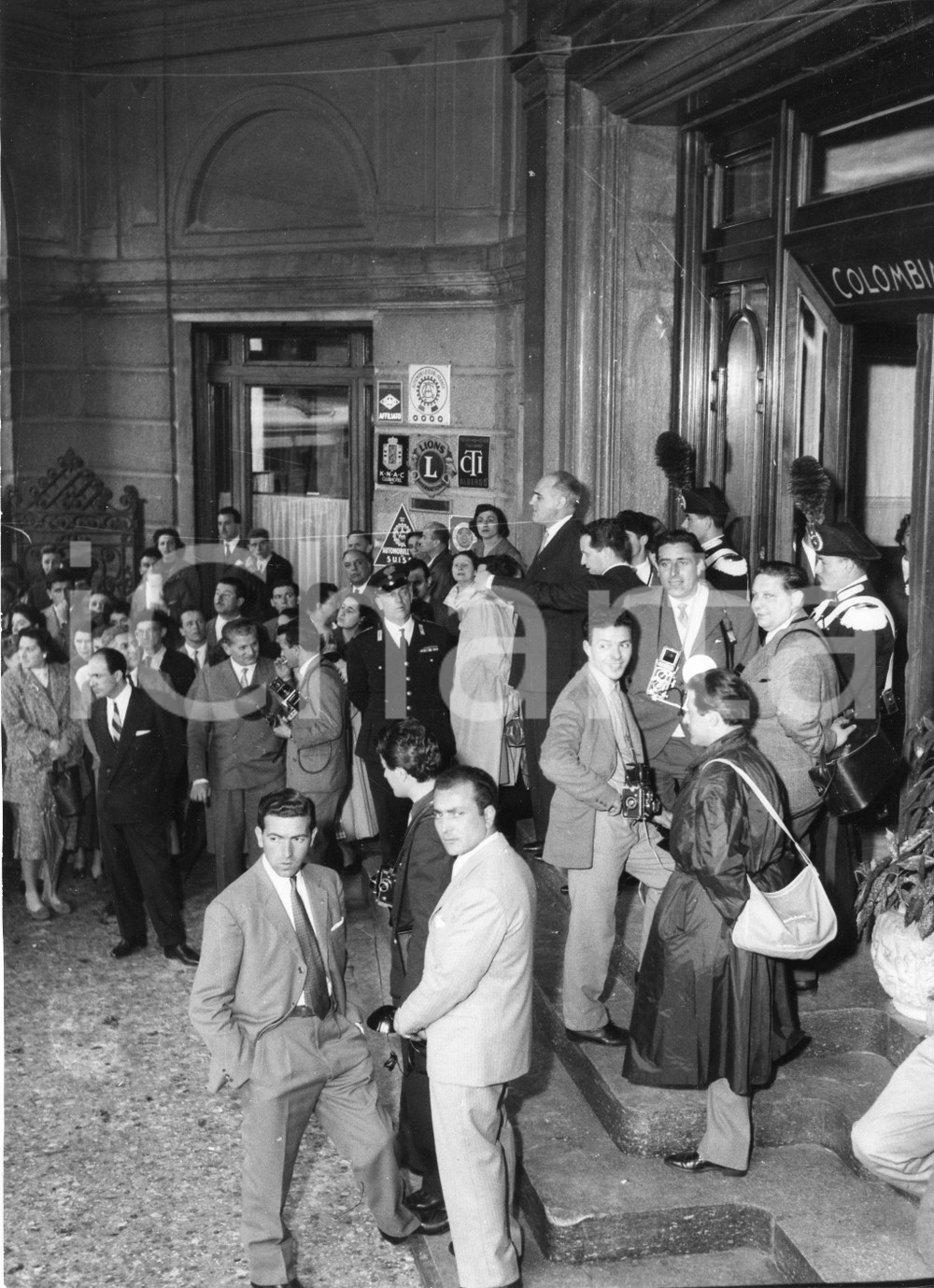 1957 GENOVA Hotel Colombia - Giornalisti attendono Ranieri e Grace di Monaco 1957Fotografia vintage rara d'epoca.Timbro archivio Publifoto Genova al verso.FORMATO: 18x24 cm CONDIZIONI: FAIR (difetti di stampa)ICHARTA mette in vendita le stampe vintage della collezione Publifoto Genova, per la maggior parte inedita o in tiratura di pochi esemplari. Si tratta di un'ottima opportunit&agrave; di investimento per i collezionisti di fotografie d'epoca.    originale e autentica 1