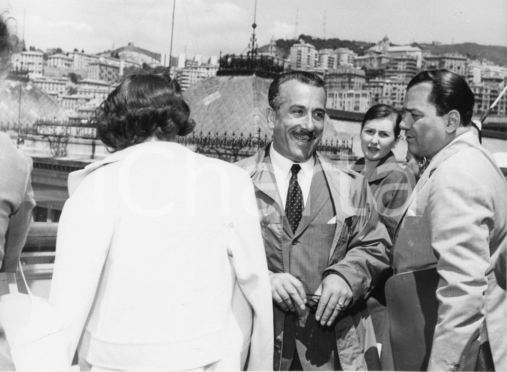 1956 GENOVA Peppino DE FILIPPO sulla motonave AUGUSTUS in partenza - Foto 1956Fotografia vintage rara d'epoca.Timbro archivio Publifoto Genova al verso.FORMATO: 24x18 cm CONDIZIONI: FAIR (lievi increspature)ICHARTA mette in vendita le stampe vintage della collezione Publifoto Genova, per la maggior parte inedita o in tiratura di pochi esemplari. Si tratta di un'ottima opportunit&agrave; di investimento per i collezionisti di fotografie d'epoca.    originale e autentica 1